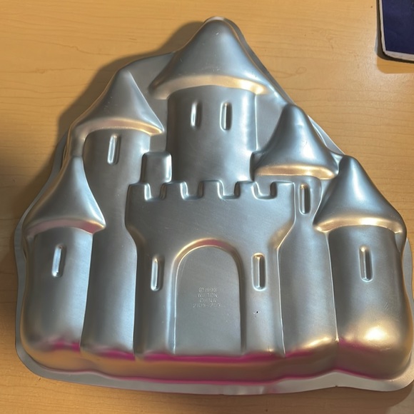 NEW Wilton Enchanted Cake pan - Picture 2 of 2